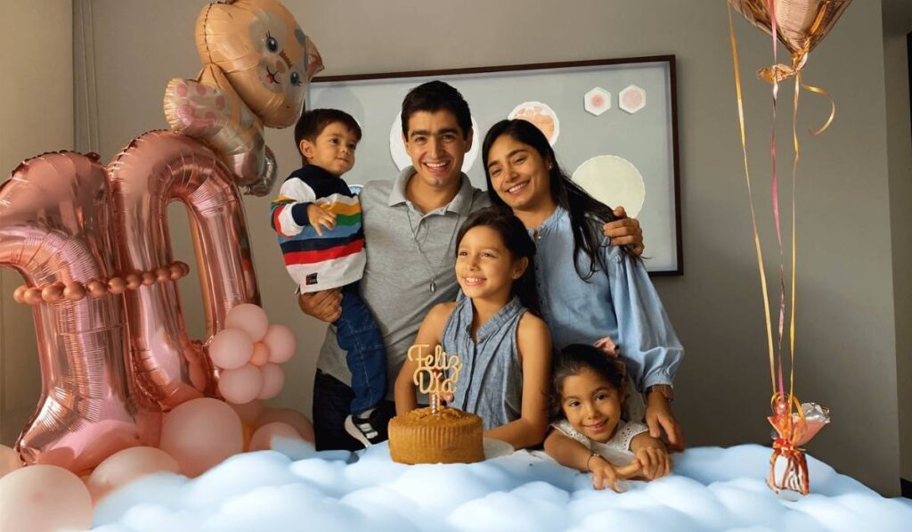 familia giraldo giraldo detras de jugando aprendemos
